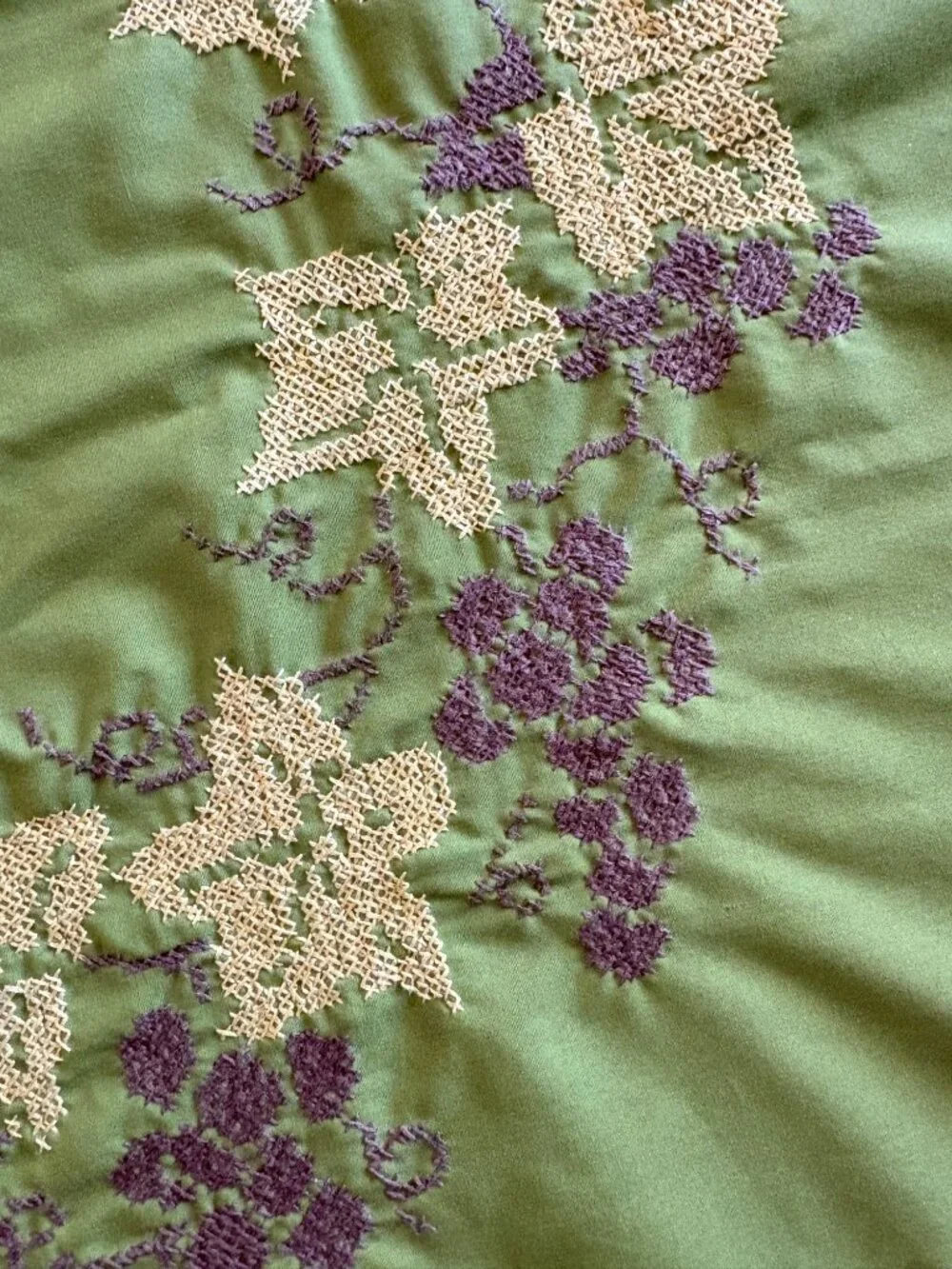 Vtg Hand Embroidered Avocado Green Tablecloth Oval 82 x 56 MCM Grapevine